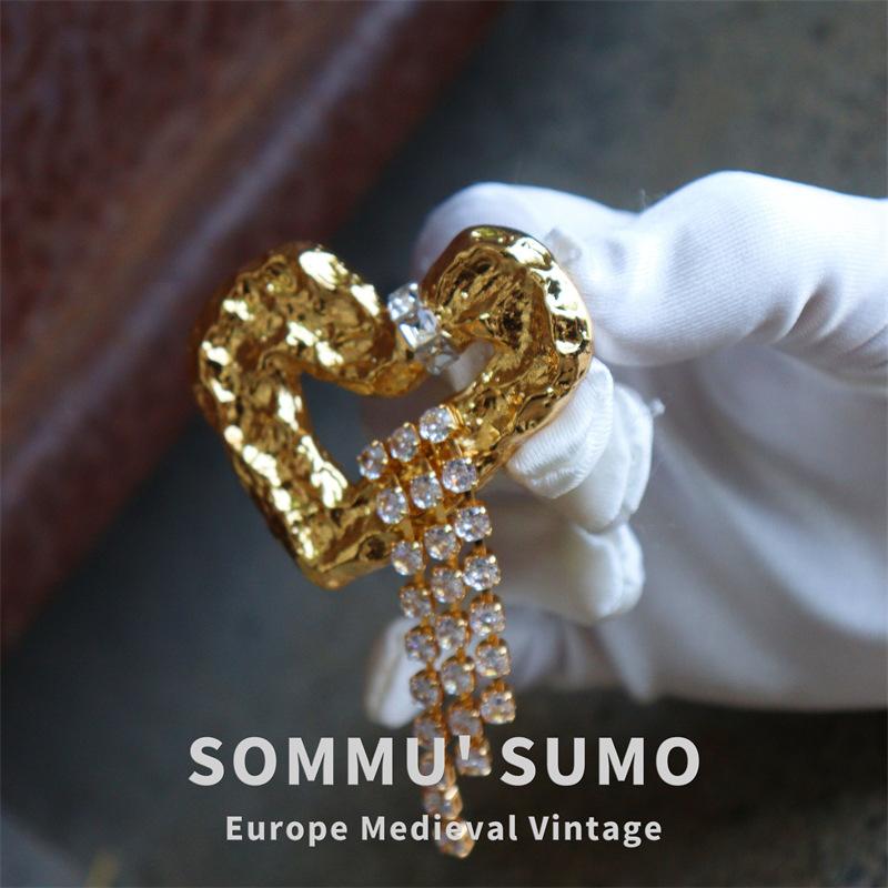

Antique style love fringed brooch vintage vintage coat suit pin heavy industry, femininity