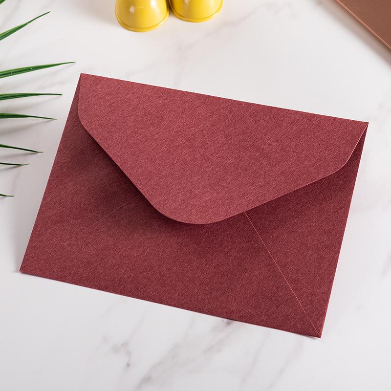 Cashmere Lined Envelopes: Special Paper for Invitations, Postcards, and Retro-Style Triangular Designs