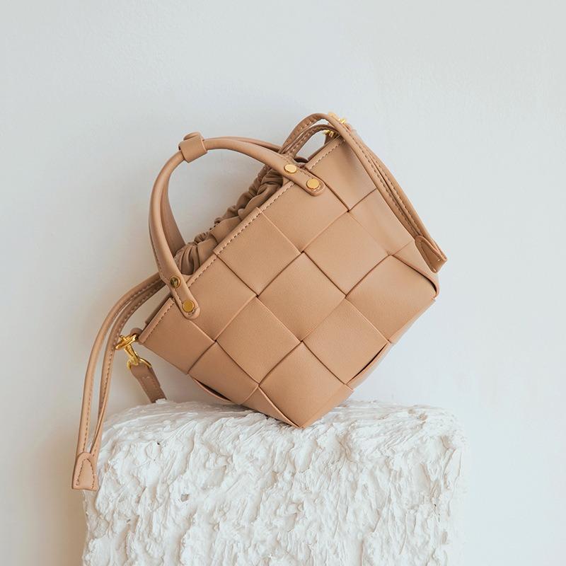 

Cow leather plaid woven handbag square niche vegetable basket bag drawstring shoulder messenger bag Main image 14X14X14cm