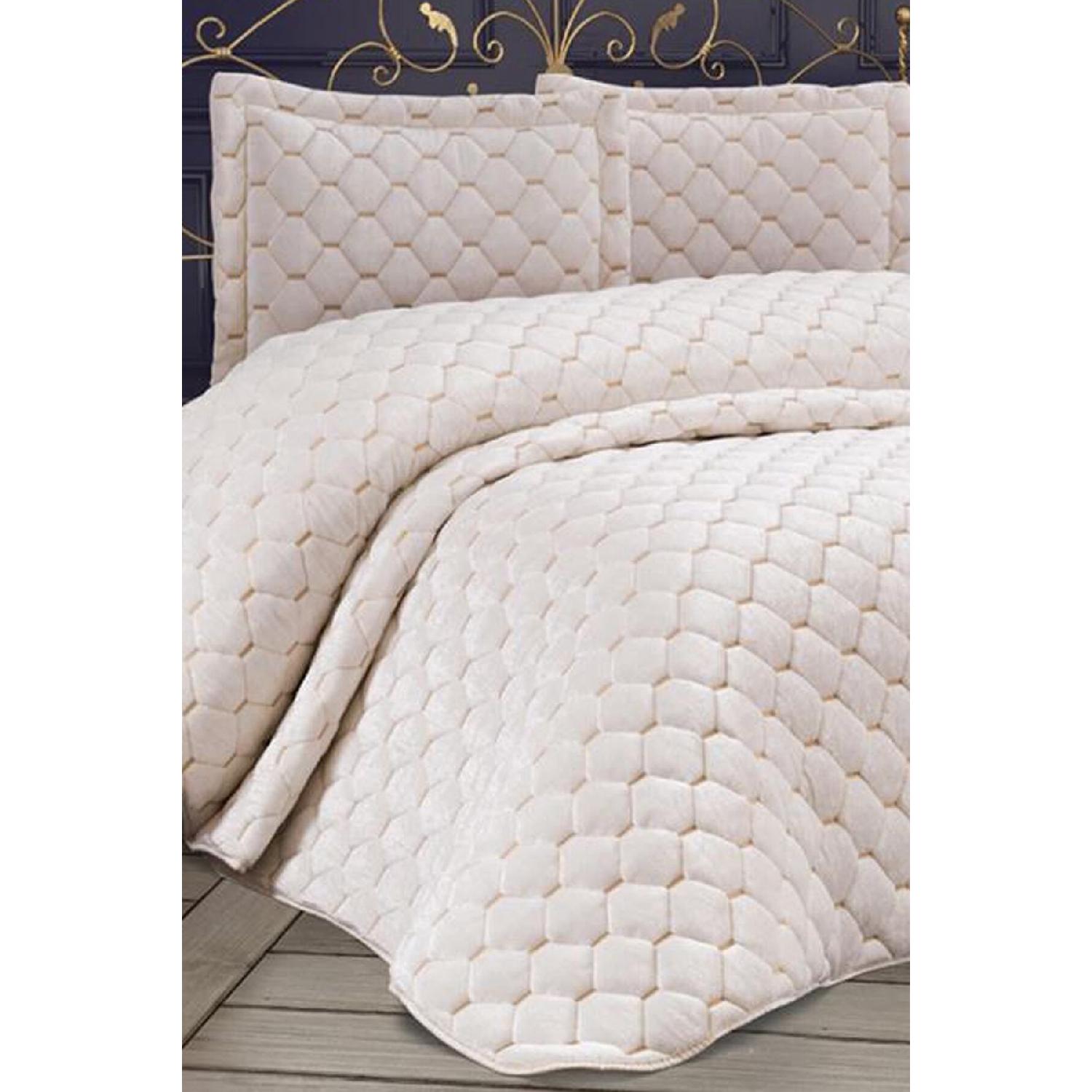 

Lima Velvet Filled Double Bedspread Cream чистий