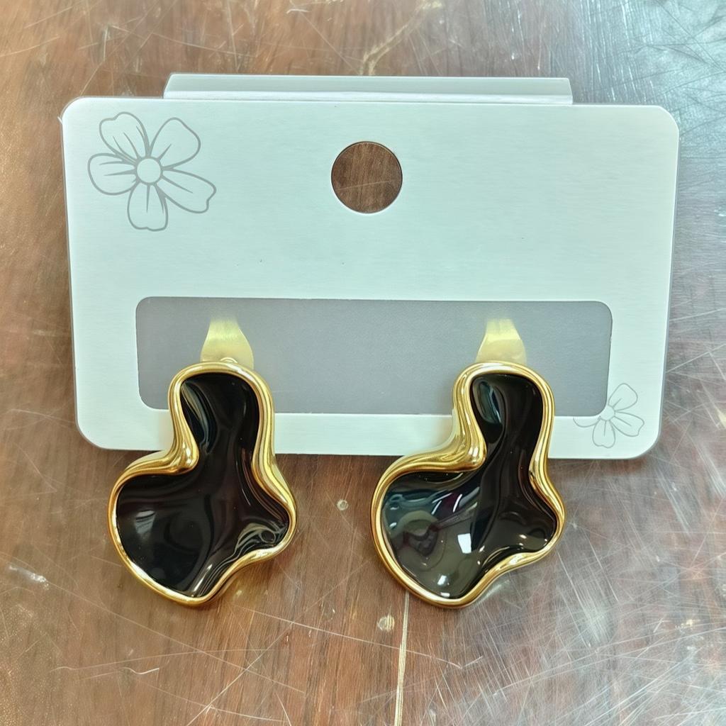 Artistic Abstract White Black Pink Color Cloud Irregular Stud Earring for Women Temperament Ear Jewelry Simple Party Gift