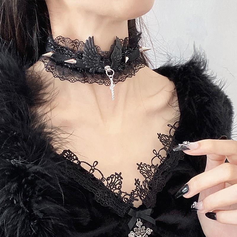 Sexy Mädchen Choker Halskette Persönlichkeit Mode Engelsflügel Spitze Halskette Damen Nieten Edgy Nische Lolita Anhänger Kreuz Halskette