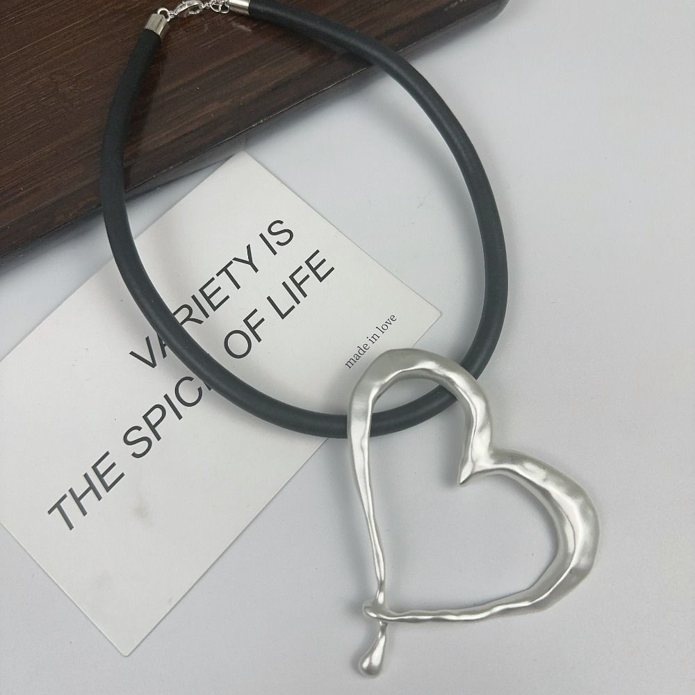 Metal Material Oversized Heart Choker Vintage Style Love Pendant Necklace  Gift