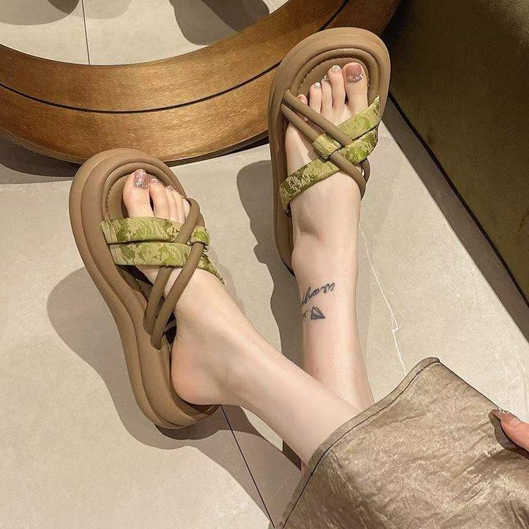 New Chinese style niche design sense thick bottom sandals women wear 2025 summer new with skirt beach slippers