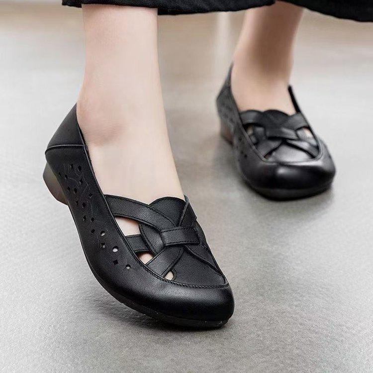 2025 neue Römerstil weichsohlige Mikrofaserleder Mittleren Alters Mutter Hohlschuhe Damen bequeme flachsohlige Sommer Damen Schuhe