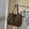 Large capacity leopard print fashion shoulder bag women's new simple personalized tote bag large shopping bag versatile travel bag