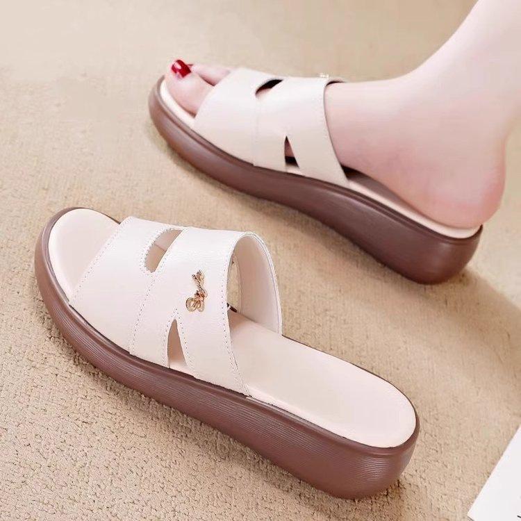 

Популярные крутые тапочки женские новые тапочки на платформе-маффин летом 2025 женские для улицы сандалии для мамы тапочки на танкетке 40