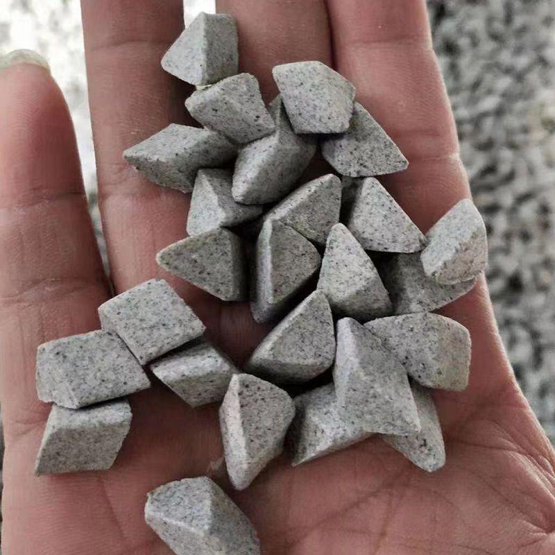 

Brown and White Corundum Ceramic and Resin Polishing Set for Metal Deburring and Medium-Fine Polishing.