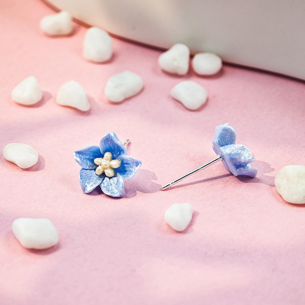 

Симпатичные и универсальные серьги с цветком камелии для свежего и элегантного образа синий