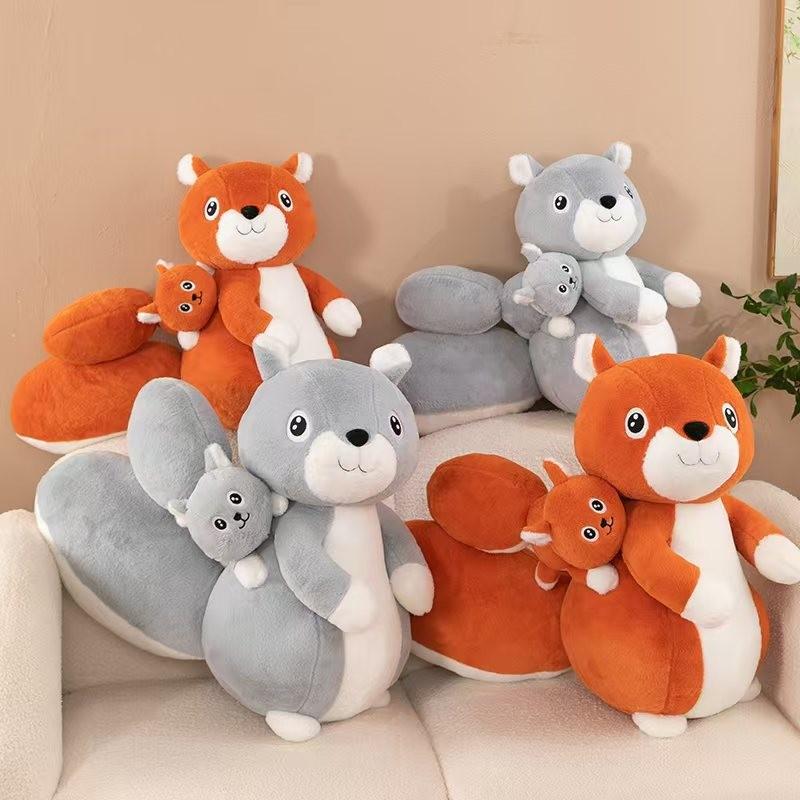 Grå Søt Tegneserie Oransje Mor og Barn Ekorr Plysjleke For Barn Gave