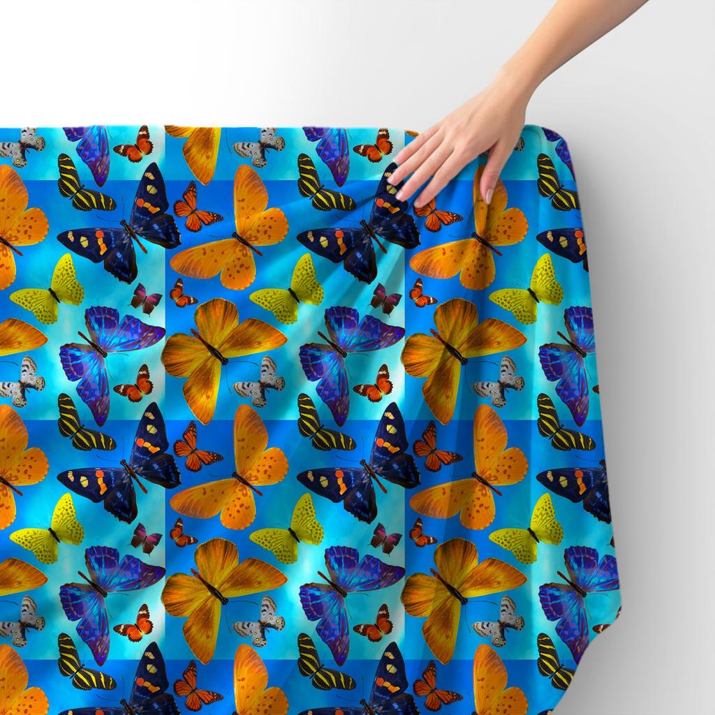 Royal Samt Stoff Polyester Zum Nähen - Motiv Bunte Schmetterlinge Auf Blauem
