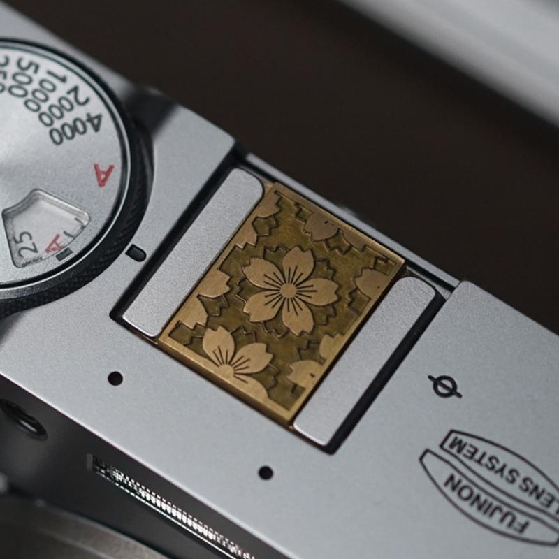 Pulsante di scatto in ottone durevole con motivo floreale inciso per fotocamera XT5/XT30 A7C2 Migliora la presa e la stabilità