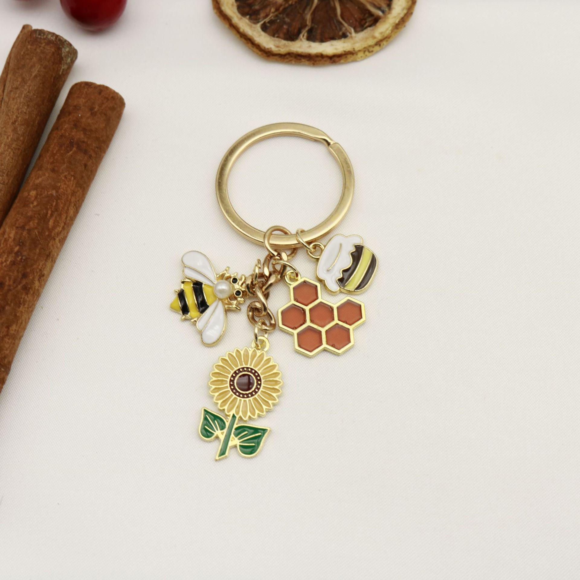 Cartoon Bee & Daisy Alloy Keychain Pendant - Personalized Drip Oil Charm for Car Bags