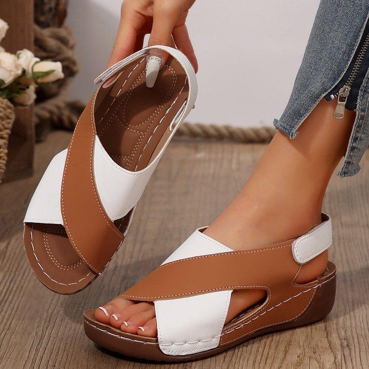 Große Größe breiter Riemen mit Strandabsatz dicke Sohle Fischmaul-Sandalen Sommer neue Rocking-Schuhe