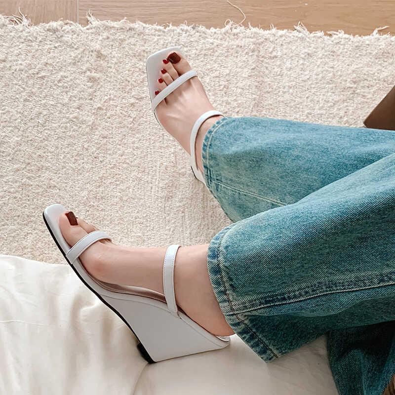 Nischen-Designgefühl Ein-Wort-Slipper Feenschuhe tragen 2024 neue Sommer Keilabsatz Französische kleine Sandalen Sandalen