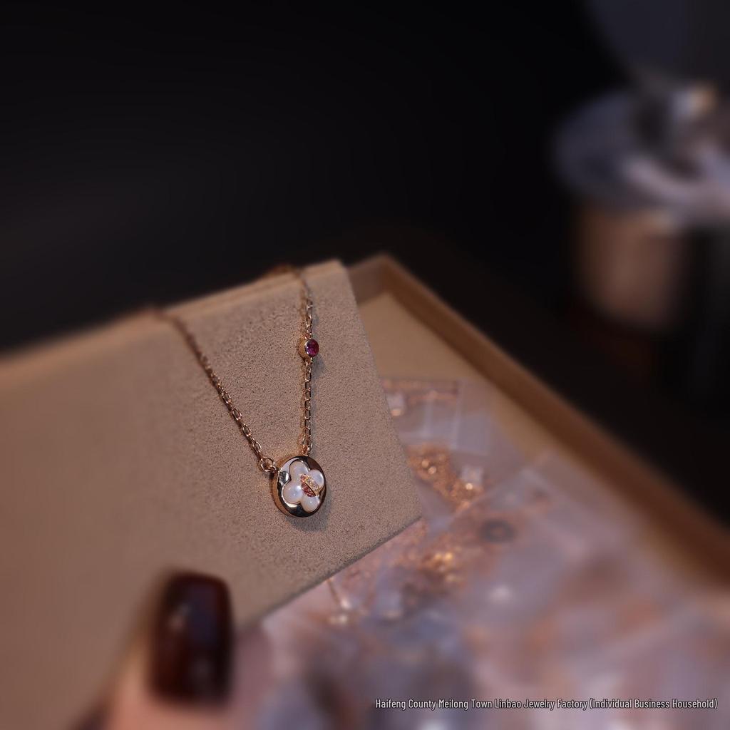 Elegant Rose Gold Four-Leaf Clover Donkey Necklace for Women