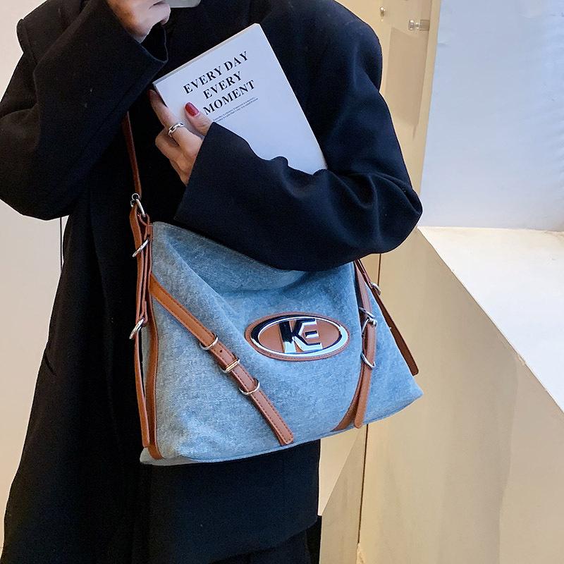 

Джинсовая сумка большой емкости для женщин 2023 года Новая модная и простая сумка через плечо на одно плечо для поездок на работу и отдыха