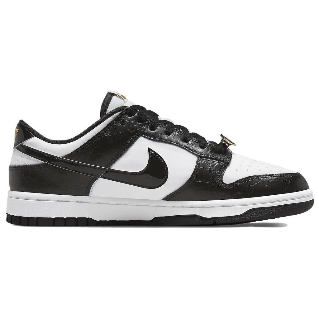 Nike Zapatillas Dunk Low SE World Champ para Hombre Blanco Oro Metálico Negro DR9511-100