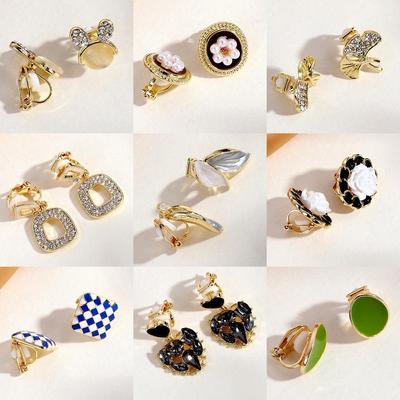 Eleganti orecchini a clip con fiocco e perle quadrate: Ganci auricolari non forati di alta qualità