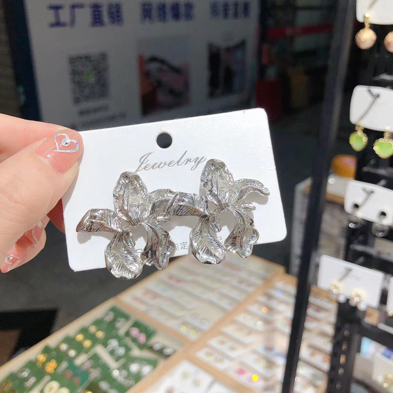 Elegant Metal Peach Blossom Stud Earrings for Women Unique Silver Color Flower Stud Earrings Personalized Party Jewelry серебряный