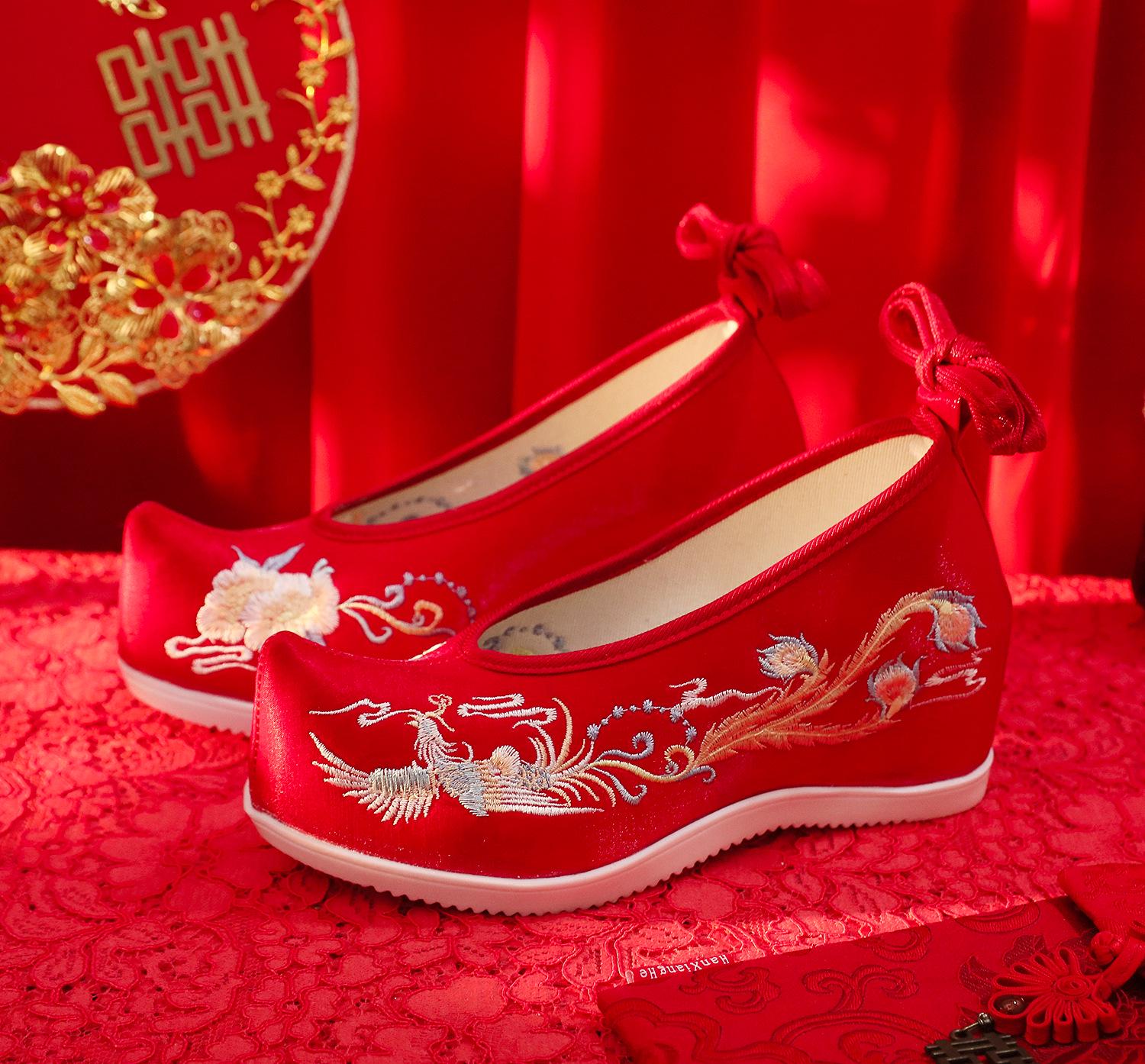 

Pearl Embroidered Hanfu Wedding Shoes with Height Boost for Women, Chinese Xiuhe Style. 37