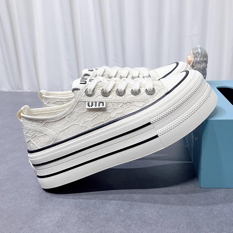 

Сетчатые дышащие маленькие белые туфли женские 2025 лето новые популярные универсальные маффины толстая подошва увеличивающие рост повседневные парусиновые туфли 40