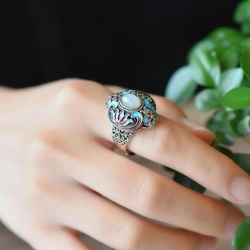 Designer Original Craft Intarsien Emaille Porzellan Lotus Natürlicher Chalcedon Verstellbarer Ring Ethnischer klassischer Damenschmuck