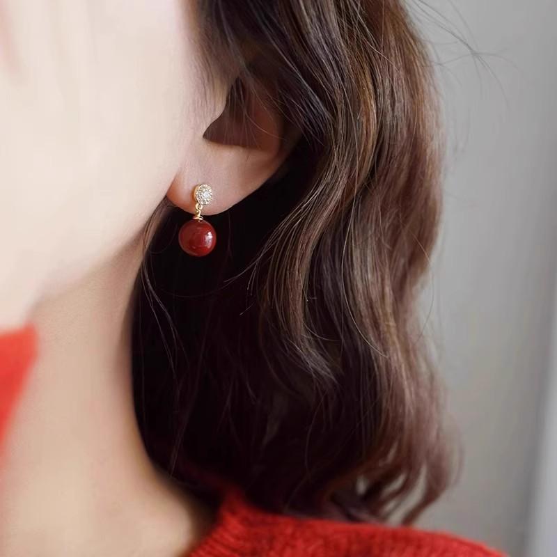 Simple Yet Elegant Pearl Earrings with A Touch of Sophistication. Luxurious Yet Niche, Featuring Tiny Inlaid Zirconia Stones.