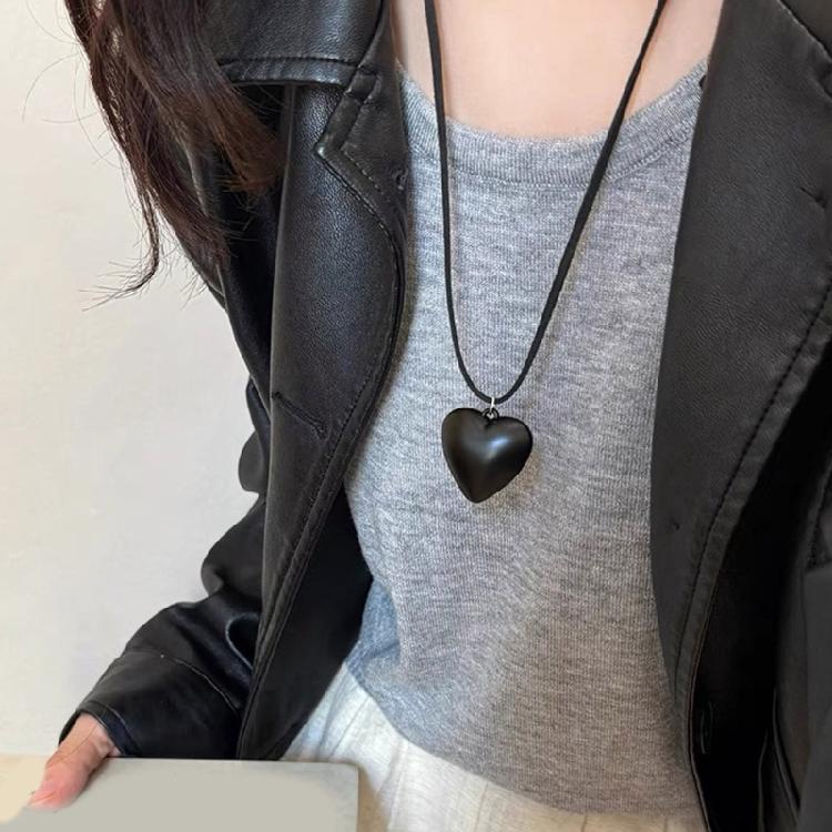 Fashionable Resin Heart Choker with Velvets Tie Adjustable Length Neckchain for Women Eye Catching Sweater Chain Jewelry