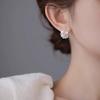 Fresh Wind Pearl Flower Earrings Sweet and Elegant Niche Design S Silver Needle Design Shell Stud Earrings