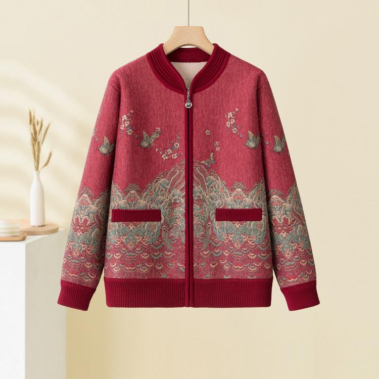 

Пожилая мать носит зимнее пальто, бабушка носит утолщенный бархатный топ 5XL бордовый