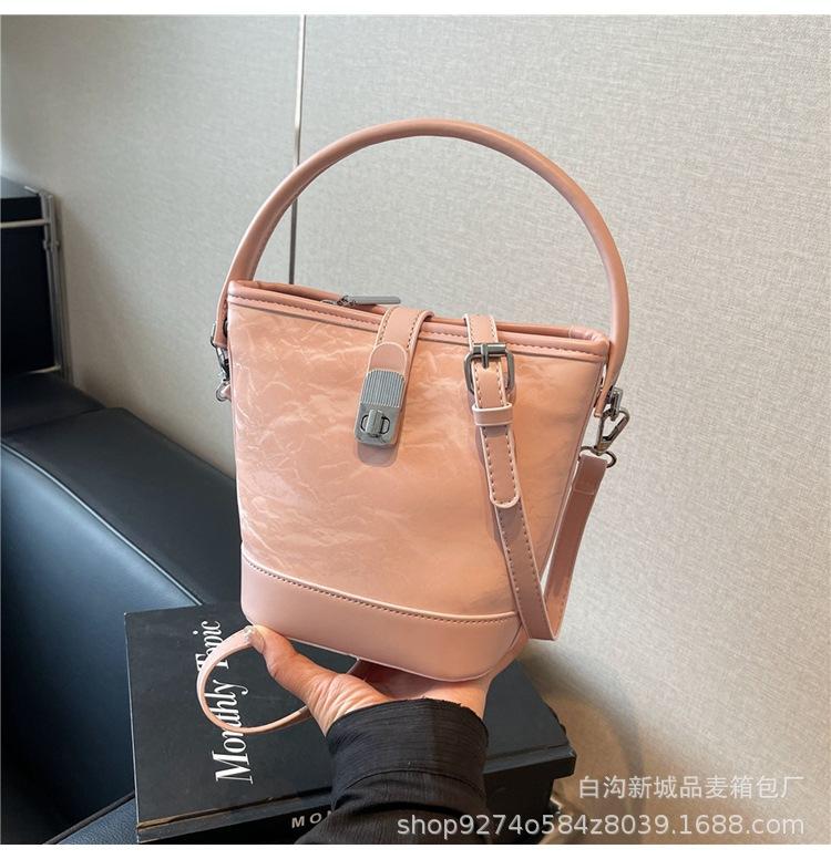 Small bag 2025 new messenger bag simple trend shoulder bag fashionable texture portable bucket bag women's bag