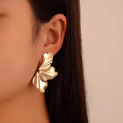 1 Pair of Vintage Gold Floral Stud Earrings, Simple and Elegant with Irregular Petal Design, Alloy Earrings for Women Gifts