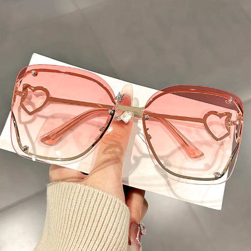 New Metal Opening Large Square Frame Sunglasses for Women, Retro Hot Girl Glasses, and Openwork Heart-shaped Sunglasses
