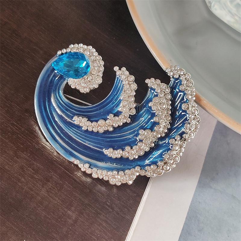 

Креативная легкая роскошная брошь в форме волны, универсальный темперамент, ретро, женская маленькая брошь-булавка для костюма, аксессуары
