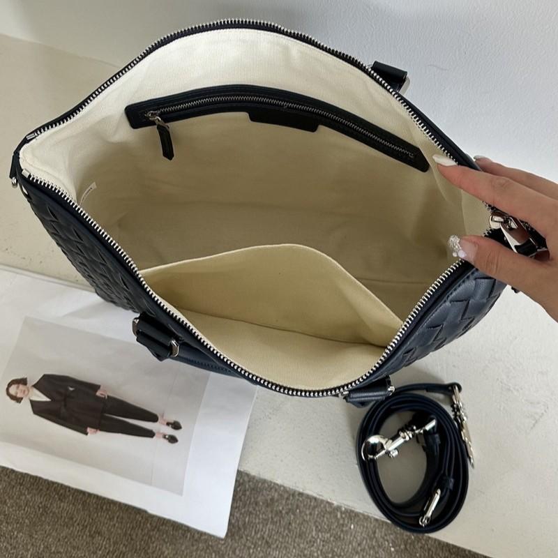 2026 new leather women's bag handwoven men's and women's same briefcase fashionable retro shoulder handbag cross-border