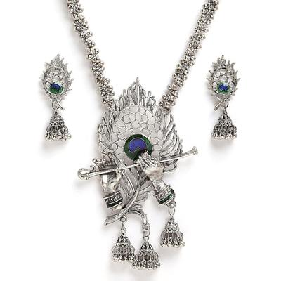 Ensemble de bijoux collier et bijoux en argent oxydé, design élégant et traditionnel, pour femme.