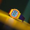 Casio Serie G-SQUAD G-SHOCK Serie Colorata Neon Quadrato Piccolo alla Moda Resistente agli Urti Impermeabile Movimento al Quarzo Cinturino in Resina Giapponese e DW-5610DN-9PR