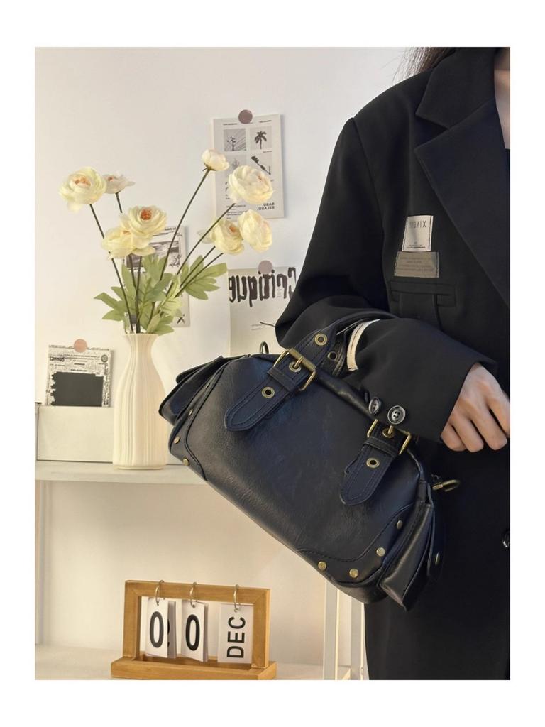 Bag women's autumn and winter new women's fashion retro portable locomotive bag niche design shoulder messenger bag