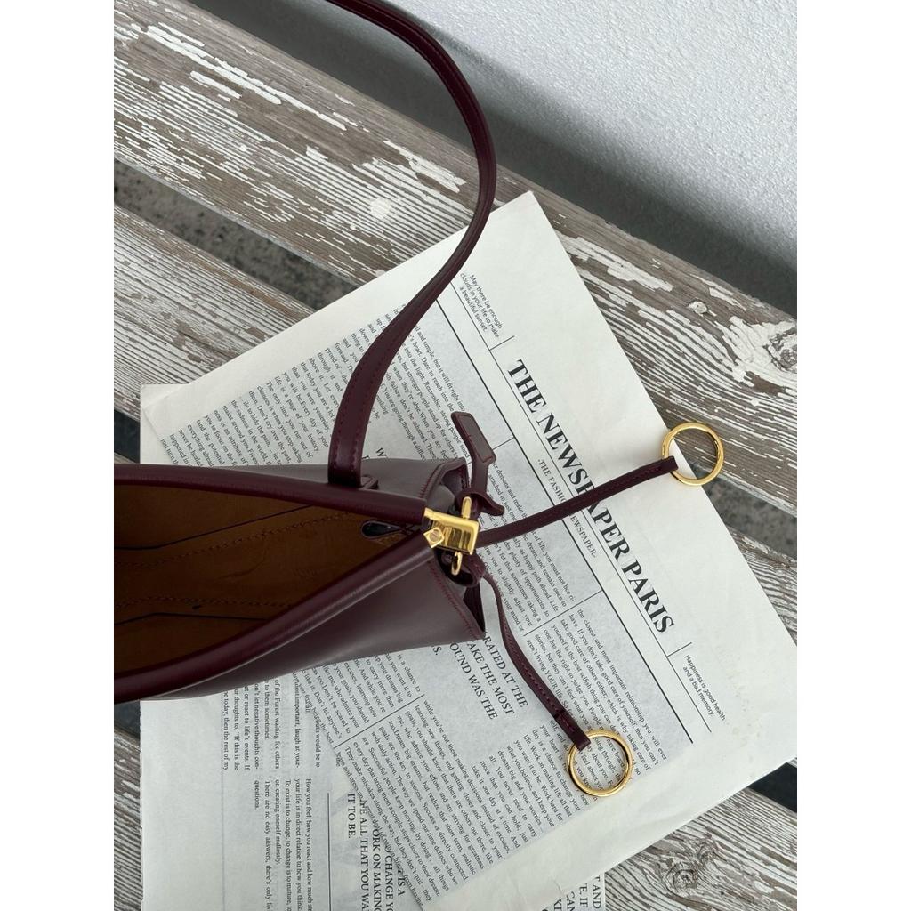 2025 neue Sommer- und Herbst-Clip-Tasche Französische Nischen-Leder-Schulter-Unterarmtasche Leder Retro-Mode Baguette-Tasche Damen