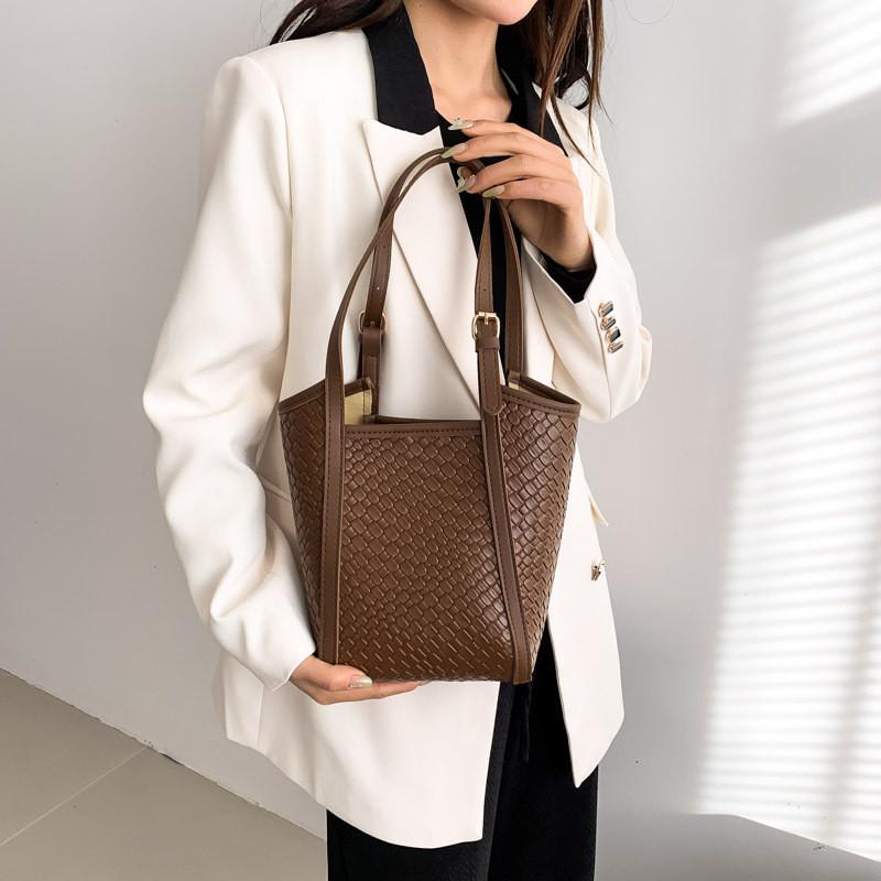 Stylish Retro Single Shoulder Bucket Bag Spacious Designer Handheld Tote For Women