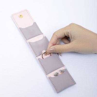 Mini reseväska för smycken Vikbar Upprullbar Förvaringspåse för smycken Bärbar smyckesorganiserare med 4 fack för ringar Örhängen Halsband Armband