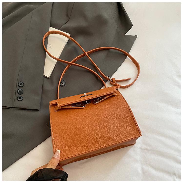 

Модный темперамент сумка Kelly женская 2025 новая высококлассная нишевая дизайнерская рюкзак для通勤 на плечо сумка-мессенджер золотисто-коричневый