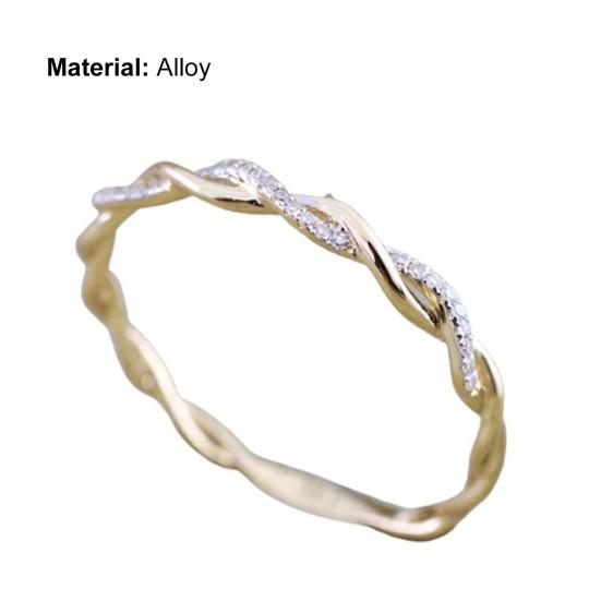 Bague simple avec strass légers et étincelants