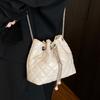 Beliebte Großhandelsnische Freizeit Rautenmuster tragbare plissierte Eimertasche Koreanische Mode vielseitige leichte Luxus Ketten Umhängetasche