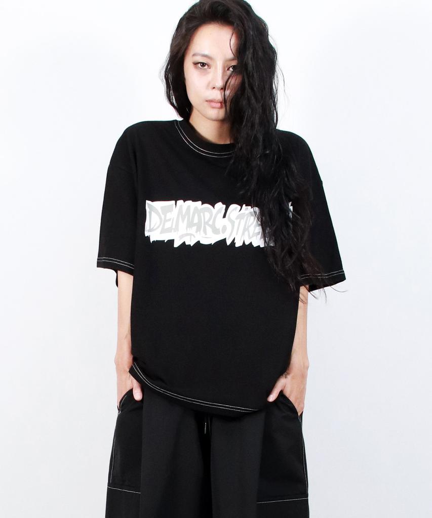 Deumakeu Text Graffiti Boxy Short Sleeve Tee - Black