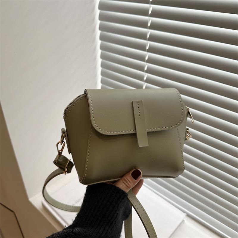 

Winter small bag 2025 new women s bag niche versatile fashion foreign style simple casual soft surface shoulder messenger bag зелёный