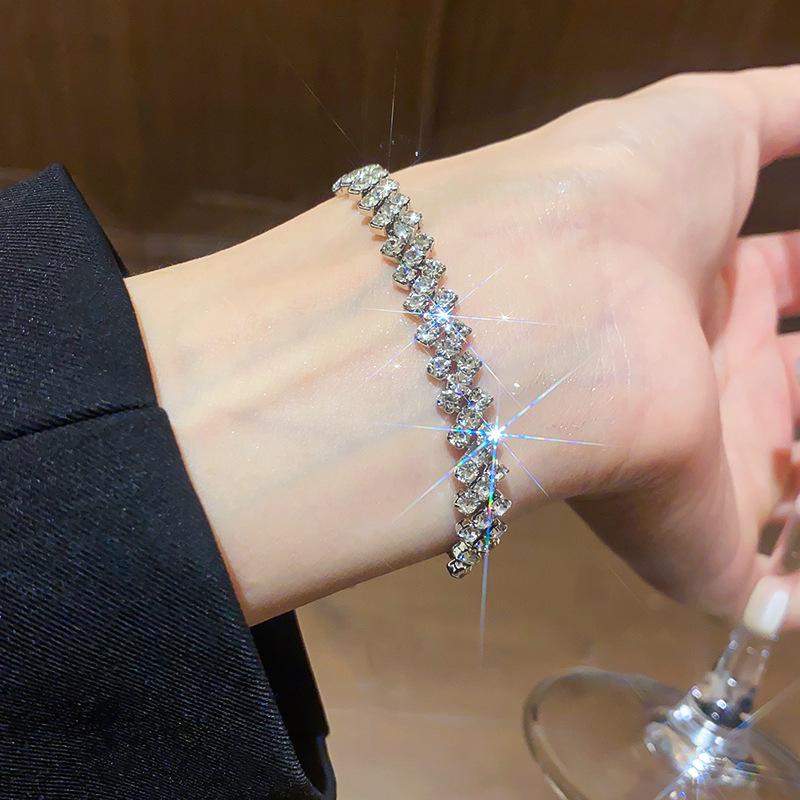 

Flashy Diamond-Studded Geometric Bracelet - Elegant, Luxury Fashion Bangle for Women