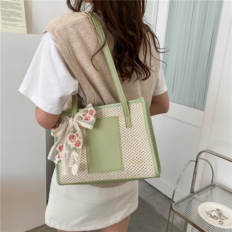 Internet celebrity spring bag women's 2025 new fashion woven shoulder bag large capacity casual contrasting straw tote bag