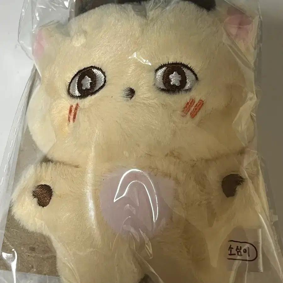 Park Ji-hoon, a coward, sells unopened dolls.